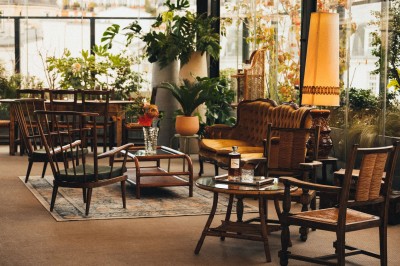 Miniature Location salle Paris 18 (Paris) - Terrass' Hotel #6 Chambre lumineuse avec un lit double, des murs sombres, une verrière, un fauteuil bleu et des rideaux blancs et bleus.