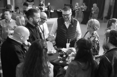 Chat tigré beige et brun bâillant, allongé sur un fauteuil bleu dans un intérieur lumineux.