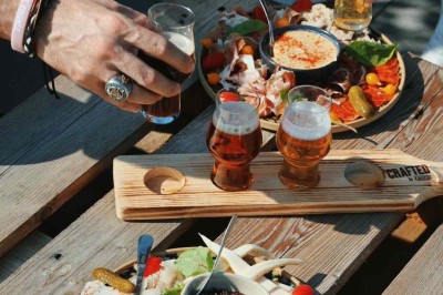Des personnes jouent à un jeu interactif projeté sur un mur, utilisant des ballons pour toucher des cibles lumineuses.