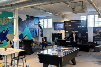 Lavabo double avec miroir, distributeur de papier et éclairage naturel dans une salle de bain aux murs blancs.