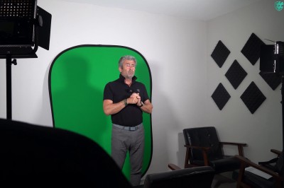 Lavabo double avec miroir, distributeur de papier et éclairage naturel dans une salle de bain aux murs blancs.
