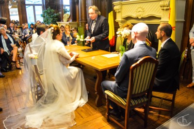 Un homme et une femme dansent ensemble lors d'un événement, entourés de plusieurs personnes en arrière-plan.