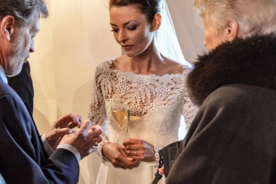 Un homme et une femme dansent ensemble lors d'un événement, entourés de plusieurs personnes en arrière-plan.