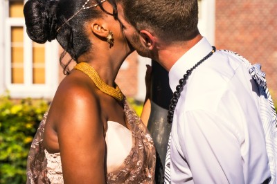 Un homme et une femme dansent ensemble lors d'un événement, entourés de plusieurs personnes en arrière-plan.