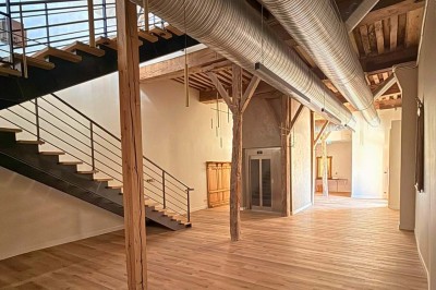 Miniature Location salle Magny (Yonne) - Château de Marrault #2 Salle de réception élégante avec tables décorées, nappes blanches, chandeliers dorés, fleurs rouges et tapis rouge.