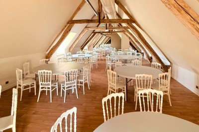 Miniature Location salle Magny (Yonne) - Château de Marrault #21 Salle de réception élégante avec tables décorées, nappes blanches, chandeliers dorés, fleurs rouges et tapis rouge.