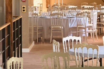 Miniature Location salle Magny (Yonne) - Château de Marrault #22 Salle de réception élégante avec tables décorées, nappes blanches, chandeliers dorés, fleurs rouges et tapis rouge.