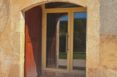 Miniature Location salle Magny (Yonne) - Château de Marrault #24 Salle de réception élégante avec tables décorées, nappes blanches, chandeliers dorés, fleurs rouges et tapis rouge.