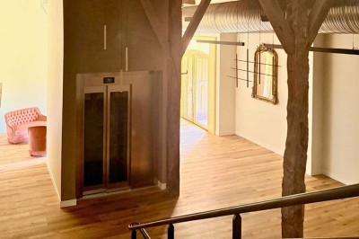 Miniature Location salle Magny (Yonne) - Château de Marrault #28 Salle de réception élégante avec tables décorées, nappes blanches, chandeliers dorés, fleurs rouges et tapis rouge.