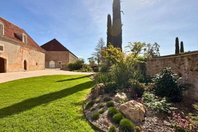 Miniature Location salle Magny (Yonne) - Château de Marrault #30 Salle de réception élégante avec tables décorées, nappes blanches, chandeliers dorés, fleurs rouges et tapis rouge.