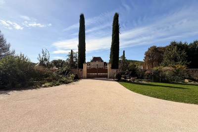 Miniature Location salle Magny (Yonne) - Château de Marrault #13 Salle de réception élégante avec tables décorées, nappes blanches, chandeliers dorés, fleurs rouges et tapis rouge.