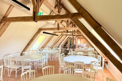 Miniature Location salle Magny (Yonne) - Château de Marrault #19 Jardin ensoleillé avec pelouse, puits en pierre, cyprès et bâtiment en pierre sous un ciel bleu dégagé.