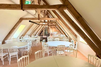 Miniature Location salle Magny (Yonne) - Château de Marrault #20 Jardin ensoleillé avec pelouse, puits en pierre, cyprès et bâtiment en pierre sous un ciel bleu dégagé.