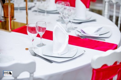 Miniature Location salle Fontenay-Trésigny (Seine-et-Marne) - L'Ecrin des Joyaux #6 Décor de mariage avec canapé blanc, table assortie et fleurs blanches et vertes sur une estrade ornée.