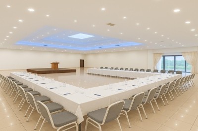 Miniature Location salle Fontenay-Trésigny (Seine-et-Marne) - L'Ecrin des Joyaux #2 Salle de réception décorée avec des tables rondes, nappes blanches, chemins de table rouges et centres de table floraux.