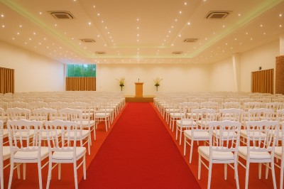 Miniature Location salle Fontenay-Trésigny (Seine-et-Marne) - L'Ecrin des Joyaux #5 Salle de réception décorée avec des tables rondes, nappes blanches, chemins de table rouges et centres de table floraux.