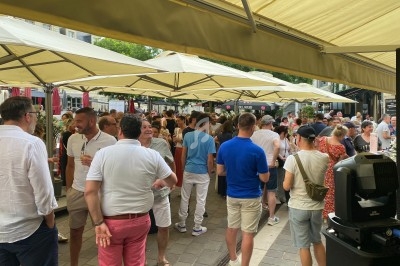 Salle de réception avec tables dressées et éclairage bleu projeté au plafond et sur le sol.