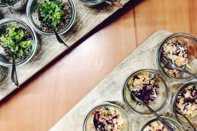 Une personne manipule une pâte à pizza en la faisant tourner dans un environnement de cuisine.