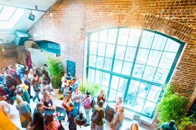 Une personne manipule une pâte à pizza en la faisant tourner dans un environnement de cuisine.