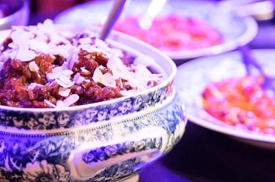 Une personne manipule une pâte à pizza en la faisant tourner dans un environnement de cuisine.