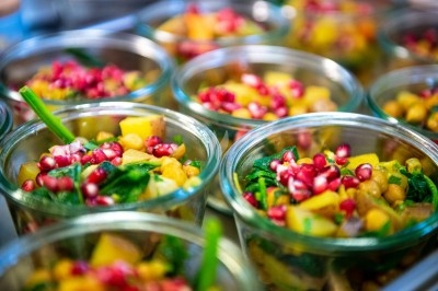 Salades colorées en verrines avec pois chiches, épinards, grenade et légumes variés.