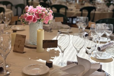 Miniature Location salle Condeissiat (Ain) - Restaurant Rolande #8 Une voiture Citroën 2CV rouge et blanche est garée devant un restaurant à façade fleurie dans un village.