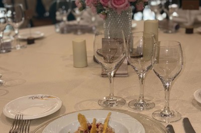 Miniature Location salle Condeissiat (Ain) - Restaurant Rolande #19 Une voiture Citroën 2CV rouge et blanche est garée devant un restaurant à façade fleurie dans un village.