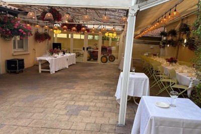 Miniature Location salle Condeissiat (Ain) - Restaurant Rolande #13 Une voiture Citroën 2CV rouge et blanche est garée devant un restaurant à façade fleurie dans un village.