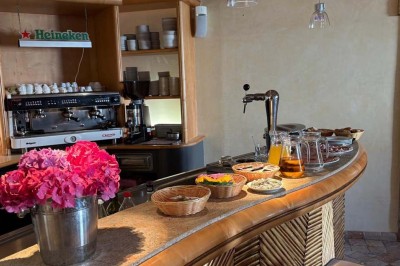 Miniature Location salle Condeissiat (Ain) - Restaurant Rolande #20 Une voiture Citroën 2CV rouge et blanche est garée devant un restaurant à façade fleurie dans un village.