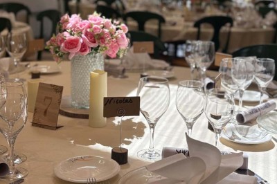 Miniature Location salle Condeissiat (Ain) - Restaurant Rolande #18 Une voiture Citroën 2CV rouge et blanche est garée devant un restaurant à façade fleurie dans un village.