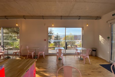 Décoration lumineuse avec le chiffre 18 éclairé et des ballons dorés et blancs dans une pièce sombre.