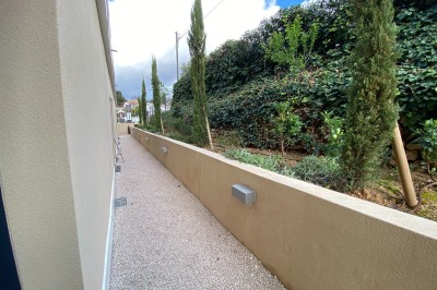 Décoration lumineuse avec le chiffre 18 éclairé et des ballons dorés et blancs dans une pièce sombre.