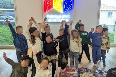 Décoration lumineuse avec le chiffre 18 éclairé et des ballons dorés et blancs dans une pièce sombre.