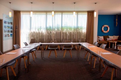 Miniature Salle de séminaire Deux lits simples avec tête de lit en bois décorée d'un motif de poisson, dans une chambre lumineuse et moderne.