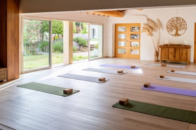 Salle de bain moderne avec lavabo blanc, miroir, étagère en bois, toilettes et serviettes pliées.