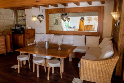 Salle de bain moderne avec lavabo blanc, miroir, étagère en bois, toilettes et serviettes pliées.