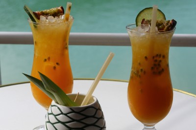 Vue aérienne d'un lac entouré de collines boisées sous un ciel dégagé au coucher du soleil.