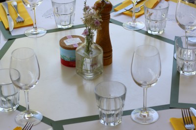 Vue aérienne d'un lac entouré de collines boisées sous un ciel dégagé au coucher du soleil.