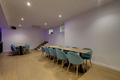 Miniature Location salle Paris 17 (Paris) - Cangting #8 Plateaux de charcuterie, fromages, frites, raviolis et boulettes servis sur une table en bois dans un restaurant.