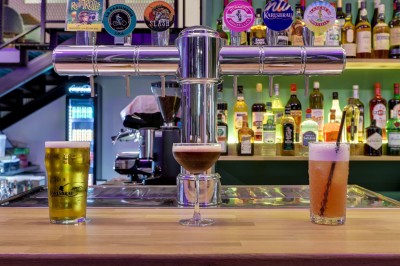 Miniature Location salle Paris 17 (Paris) - Cangting #10 Plateaux de charcuterie, fromages, frites, raviolis et boulettes servis sur une table en bois dans un restaurant.