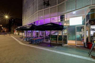 Miniature Location salle Paris 17 (Paris) - Cangting #13 Plateaux de charcuterie, fromages, frites, raviolis et boulettes servis sur une table en bois dans un restaurant.