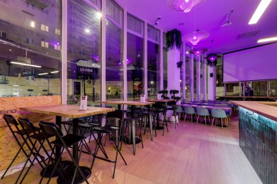 Plateau de charcuterie et fromages, frites, raviolis et boulettes servis sur une table en bois dans un restaurant.