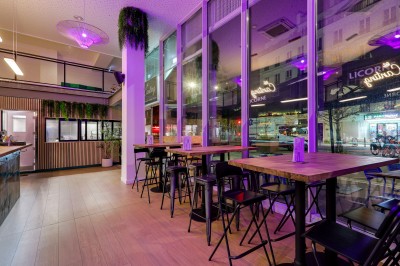 Plateau de charcuterie et fromages, frites, raviolis et boulettes servis sur une table en bois dans un restaurant.