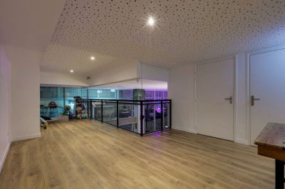 Plateau de charcuterie et fromages, frites, raviolis et boulettes servis sur une table en bois dans un restaurant.