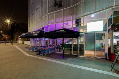 Plateau de charcuterie et fromages, frites, raviolis et boulettes servis sur une table en bois dans un restaurant.