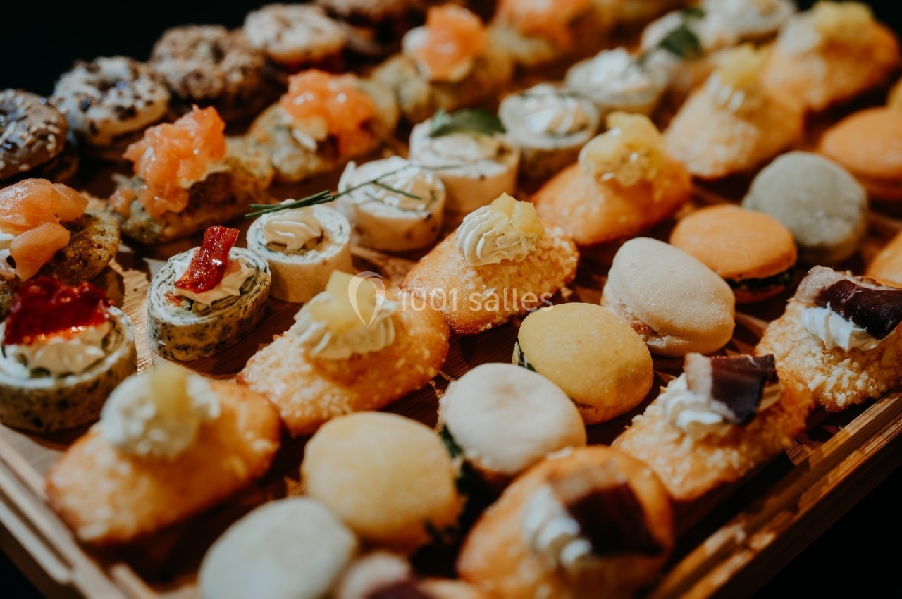 Plateau de bouchées apéritives variées comprenant macarons salés, toasts garnis et petits canapés.