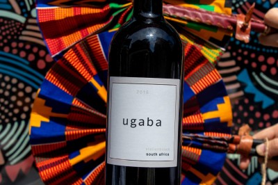 Cercle orné de motifs colorés entourant le mot ’OKRA’ sur un fond bleu foncé.