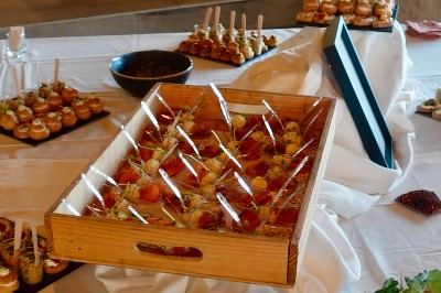 Cercle orné de motifs colorés entourant le mot ’OKRA’ sur un fond bleu foncé.