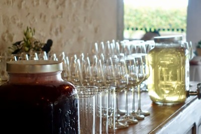 Cercle orné de motifs colorés entourant le mot ’OKRA’ sur un fond bleu foncé.