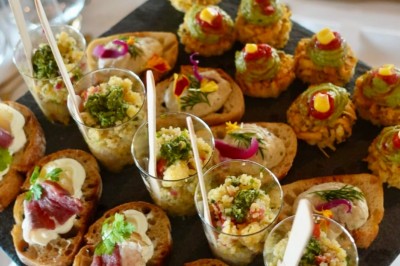 Cercle orné de motifs colorés entourant le mot ’OKRA’ sur un fond bleu foncé.